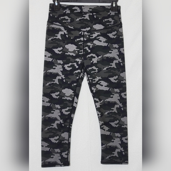 Fabletics Define PowerHold Midrise Capri Leggings Size Small - Picture 4 of 6